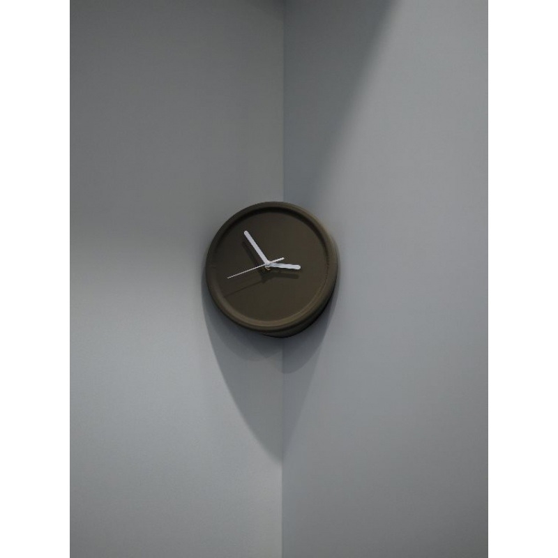 Dekoratív falióra, egyszerű modern stílus; mechanikus működés, elemes, egyoldalas, műanyag ház és számlap, vízálló