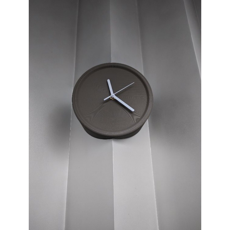 Dekoratív falióra, egyszerű modern stílus; mechanikus működés, elemes, egyoldalas, műanyag ház és számlap, vízálló