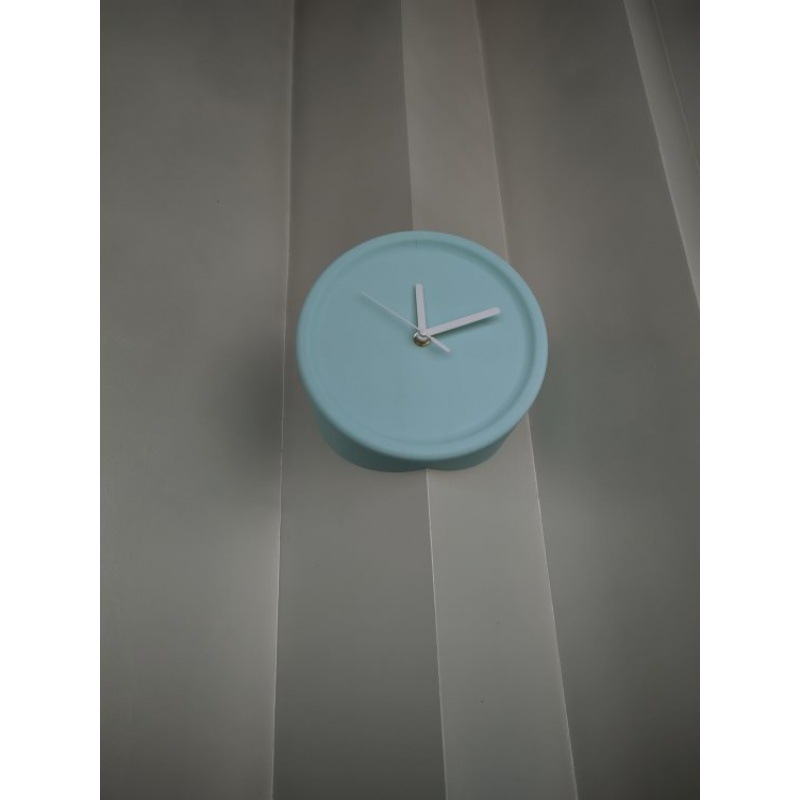 Dekoratív falióra, egyszerű modern stílus; mechanikus működés, elemes, egyoldalas, műanyag ház és számlap, vízálló