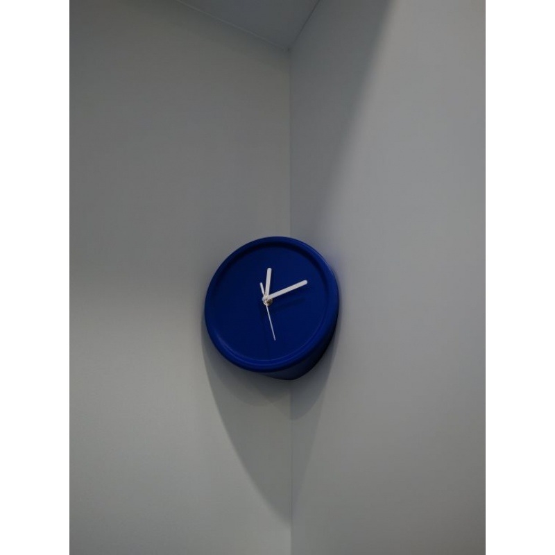 Dekoratív falióra, egyszerű modern stílus; mechanikus működés, elemes, egyoldalas, műanyag ház és számlap, vízálló