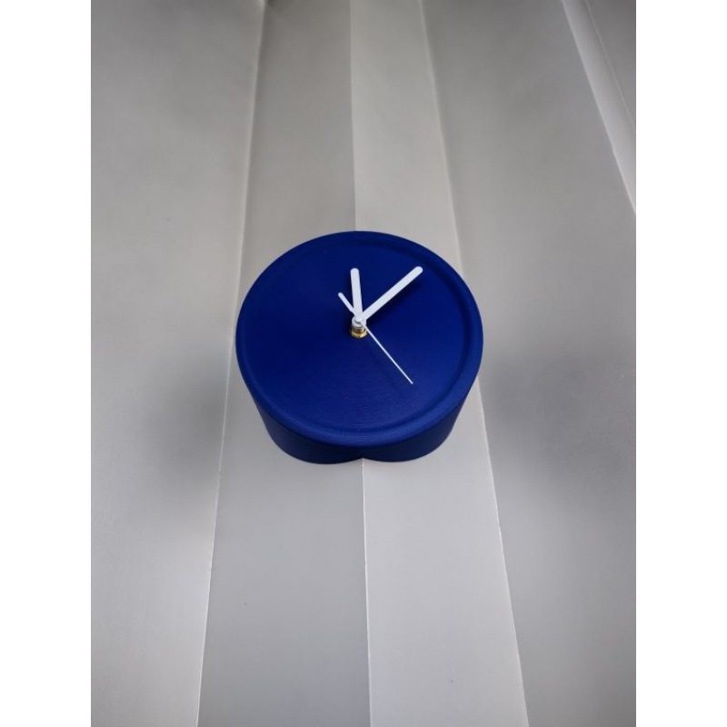 Dekoratív falióra, egyszerű modern stílus; mechanikus működés, elemes, egyoldalas, műanyag ház és számlap, vízálló