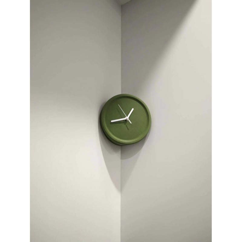 Dekoratív falióra, egyszerű modern stílus; mechanikus működés, elemes, egyoldalas, műanyag ház és számlap, vízálló