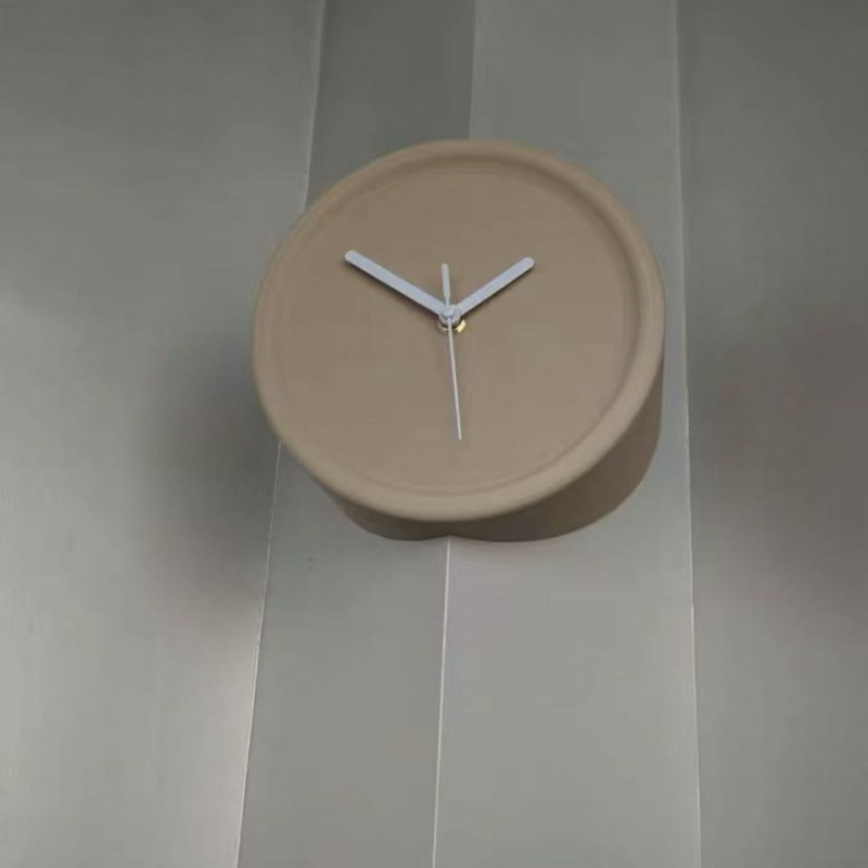 Dekoratív falióra, egyszerű modern stílus; mechanikus működés, elemes, egyoldalas, műanyag ház és számlap, vízálló
