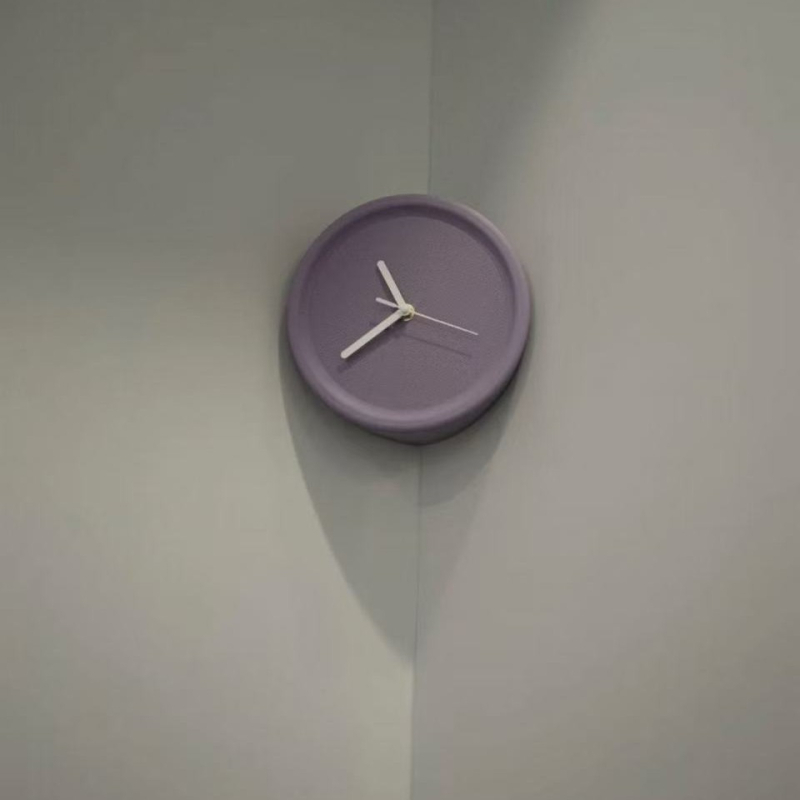 Dekoratív falióra, egyszerű modern stílus; mechanikus működés, elemes, egyoldalas, műanyag ház és számlap, vízálló