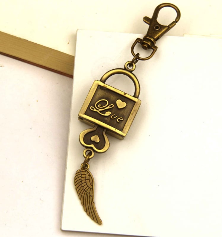 Võtmehoidja koos mini taskukellaga, karikatuurstiilis, kvartsliikumine, metallkorpus, analoogne ekraan, klaas