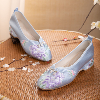 Moteriški audinio bateliai siuvinėti su gėlių motyvu, viršus medvilnė, guma padas, kvadratinis pirštas, žemas kulnas, vasaros modelis