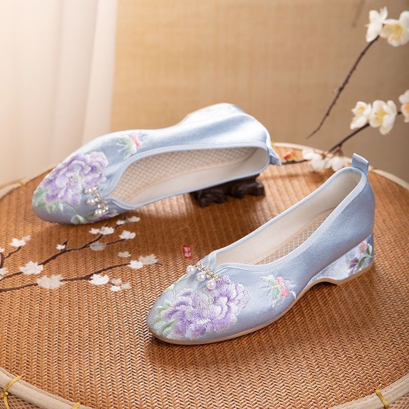 Moteriški audinio bateliai siuvinėti su gėlių motyvu, viršus medvilnė, guma padas, kvadratinis pirštas, žemas kulnas, vasaros modelis