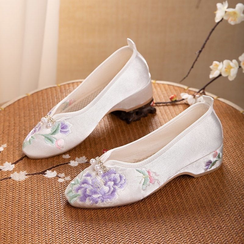 Moteriški audinio bateliai siuvinėti su gėlių motyvu, viršus medvilnė, guma padas, kvadratinis pirštas, žemas kulnas, vasaros modelis