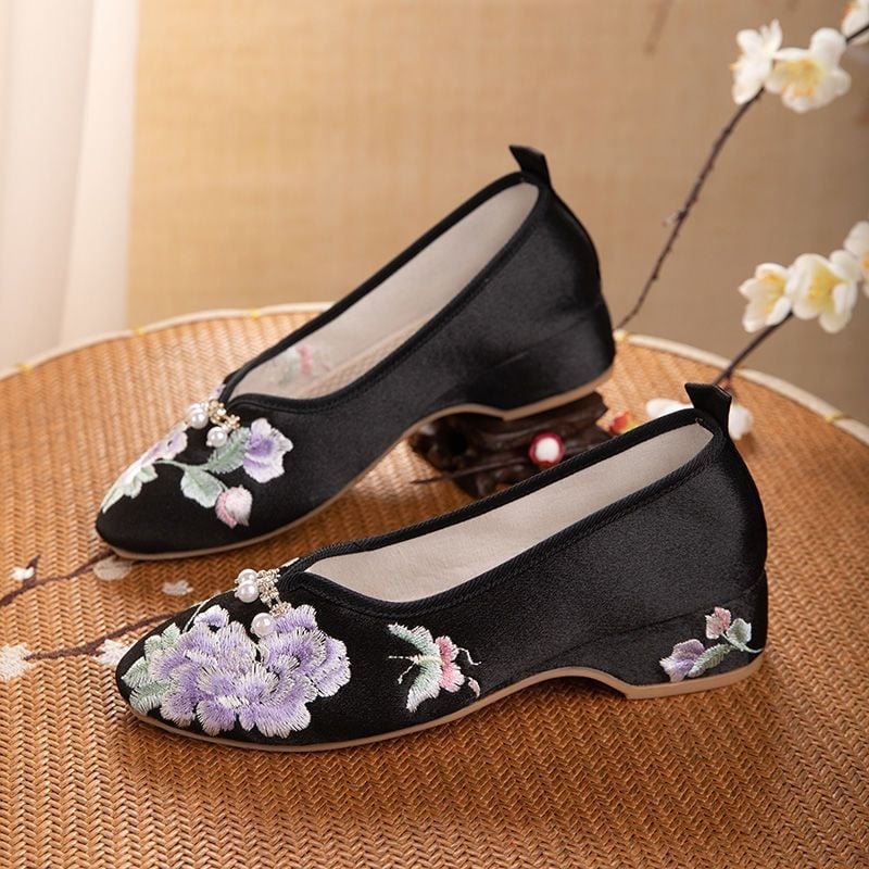 Moteriški audinio bateliai siuvinėti su gėlių motyvu, viršus medvilnė, guma padas, kvadratinis pirštas, žemas kulnas, vasaros modelis