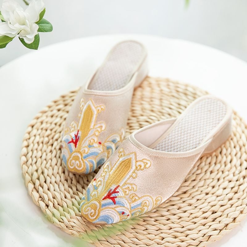 Moteriški audinio bateliai siuvinėti su gėlių motyvu, viršus medvilnė, guma padas, kvadratinis pirštas, žemas kulnas, vasaros modelis