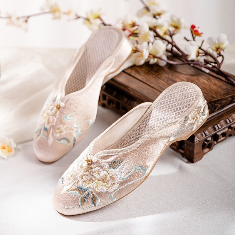 Moteriški audinio bateliai siuvinėti su gėlių motyvu, viršus medvilnė, guma padas, kvadratinis pirštas, žemas kulnas, vasaros modelis