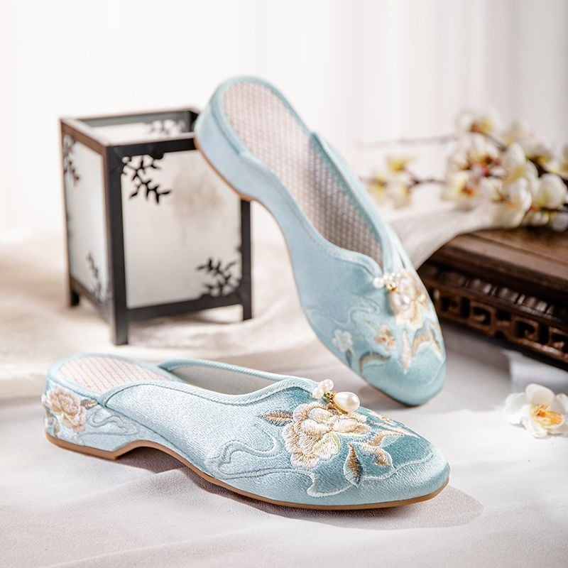 Moteriški audinio bateliai siuvinėti su gėlių motyvu, viršus medvilnė, guma padas, kvadratinis pirštas, žemas kulnas, vasaros modelis