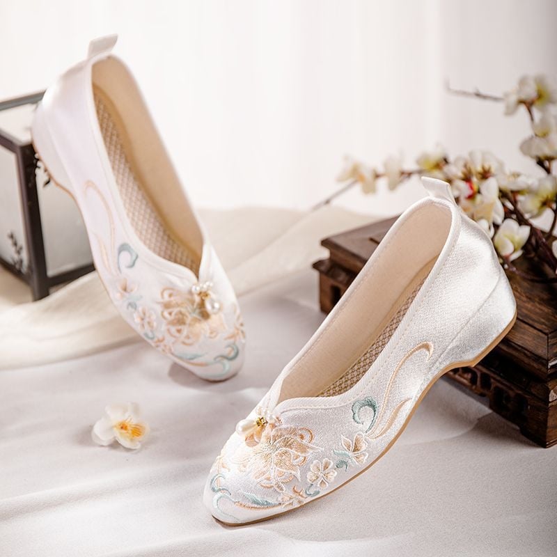 Moteriški audinio bateliai siuvinėti su gėlių motyvu, viršus medvilnė, guma padas, kvadratinis pirštas, žemas kulnas, vasaros modelis