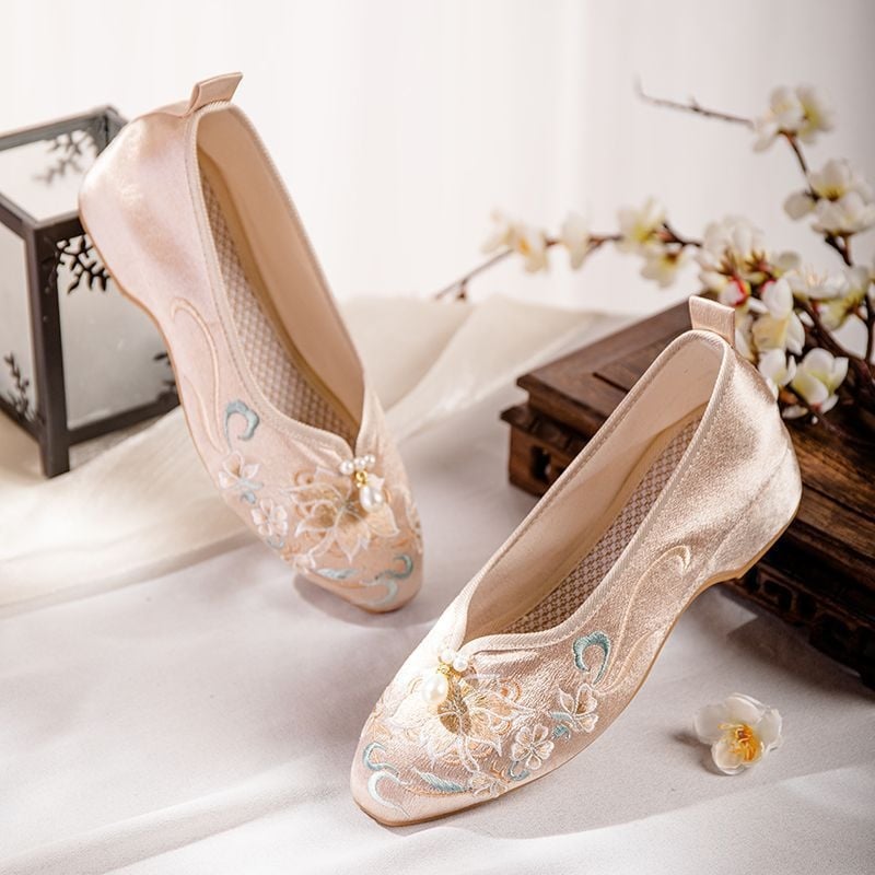 Moteriški audinio bateliai siuvinėti su gėlių motyvu, viršus medvilnė, guma padas, kvadratinis pirštas, žemas kulnas, vasaros modelis