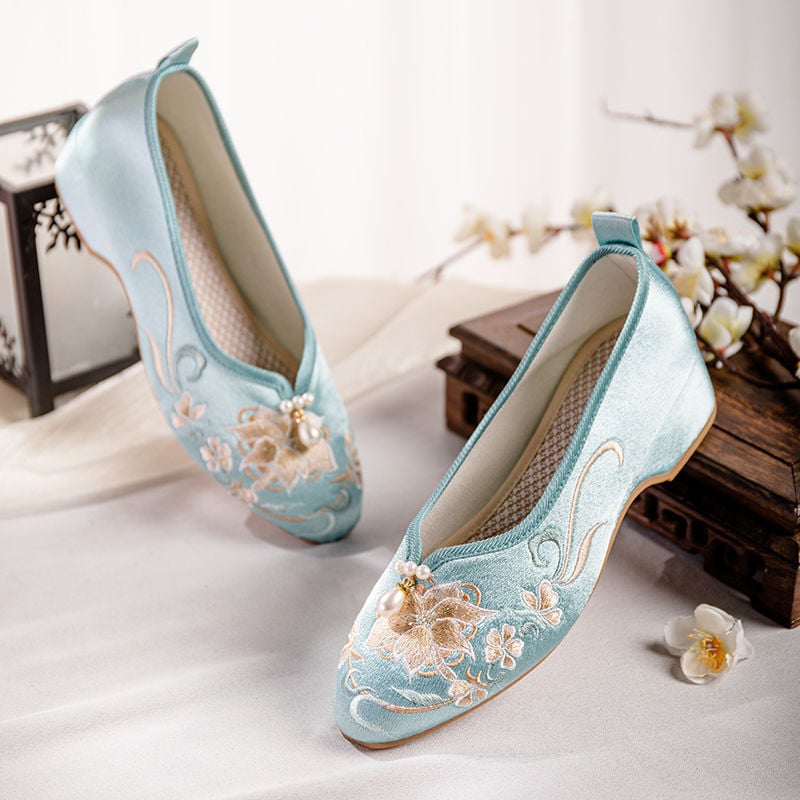 Moteriški audinio bateliai siuvinėti su gėlių motyvu, viršus medvilnė, guma padas, kvadratinis pirštas, žemas kulnas, vasaros modelis