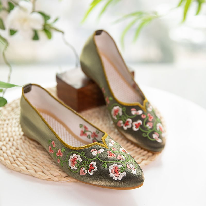 Moteriški audinio bateliai siuvinėti su gėlių motyvu, viršus medvilnė, guma padas, kvadratinis pirštas, žemas kulnas, vasaros modelis