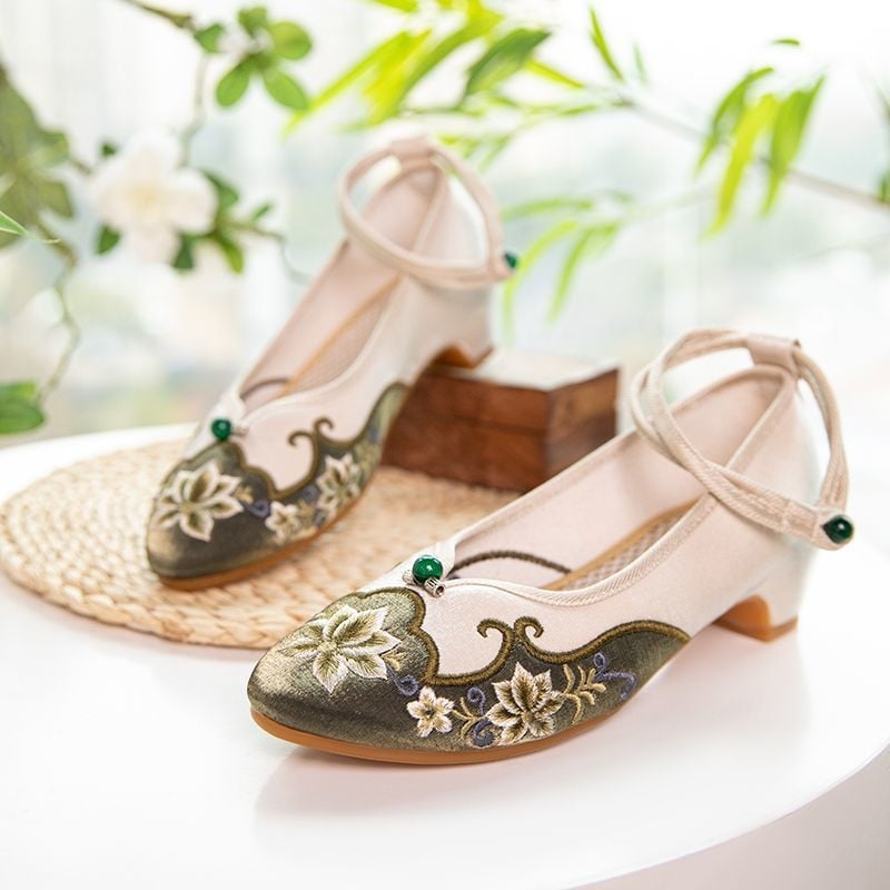 Moteriški audinio bateliai siuvinėti su gėlių motyvu, viršus medvilnė, guma padas, kvadratinis pirštas, žemas kulnas, vasaros modelis