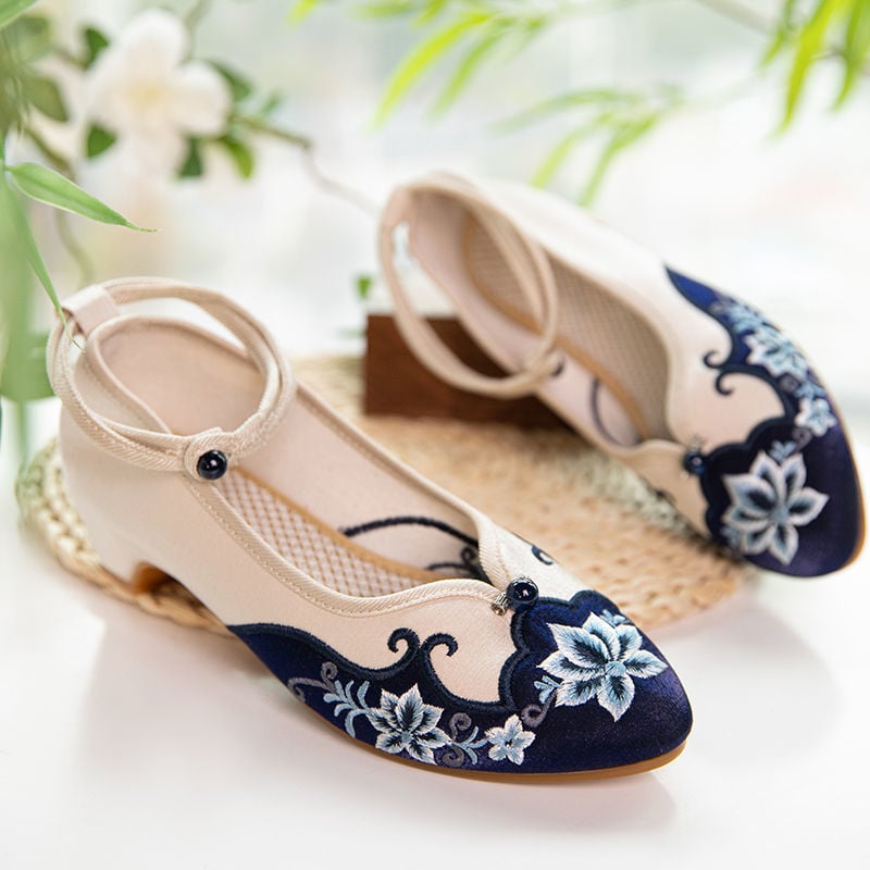 Moteriški audinio bateliai siuvinėti su gėlių motyvu, viršus medvilnė, guma padas, kvadratinis pirštas, žemas kulnas, vasaros modelis