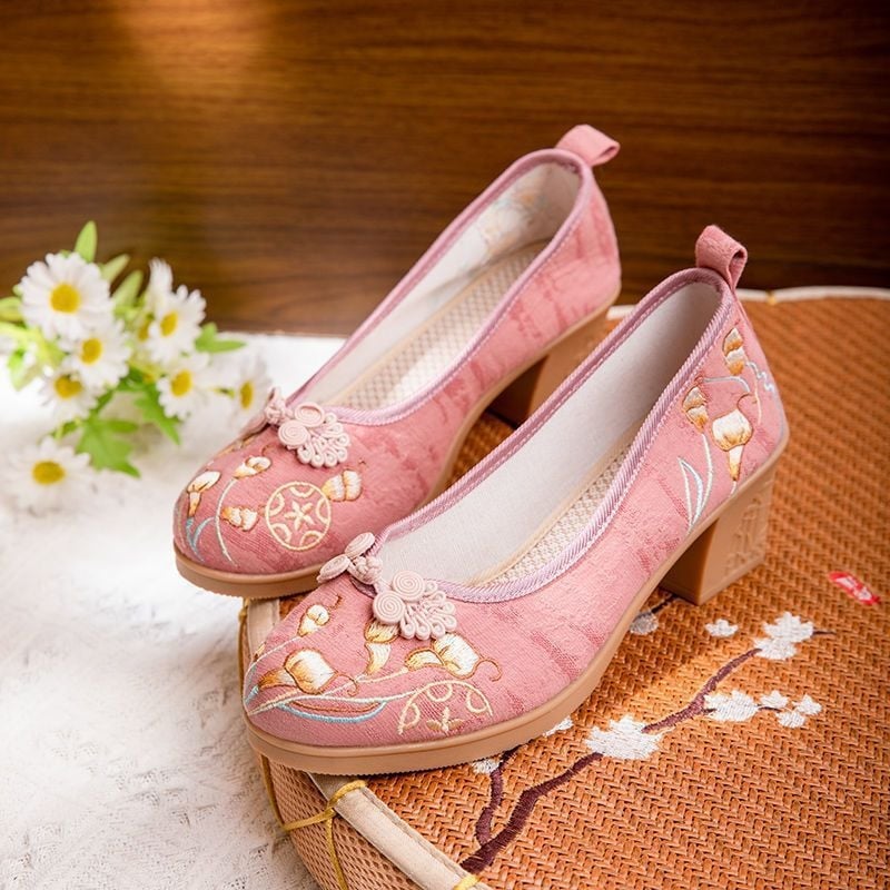 Moteriški audinio bateliai siuvinėti su gėlių motyvu, viršus medvilnė, guma padas, kvadratinis pirštas, žemas kulnas, vasaros modelis