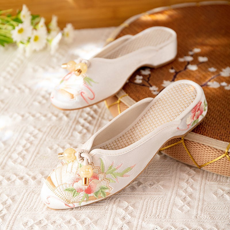 Moteriški audinio bateliai siuvinėti su gėlių motyvu, viršus medvilnė, guma padas, kvadratinis pirštas, žemas kulnas, vasaros modelis