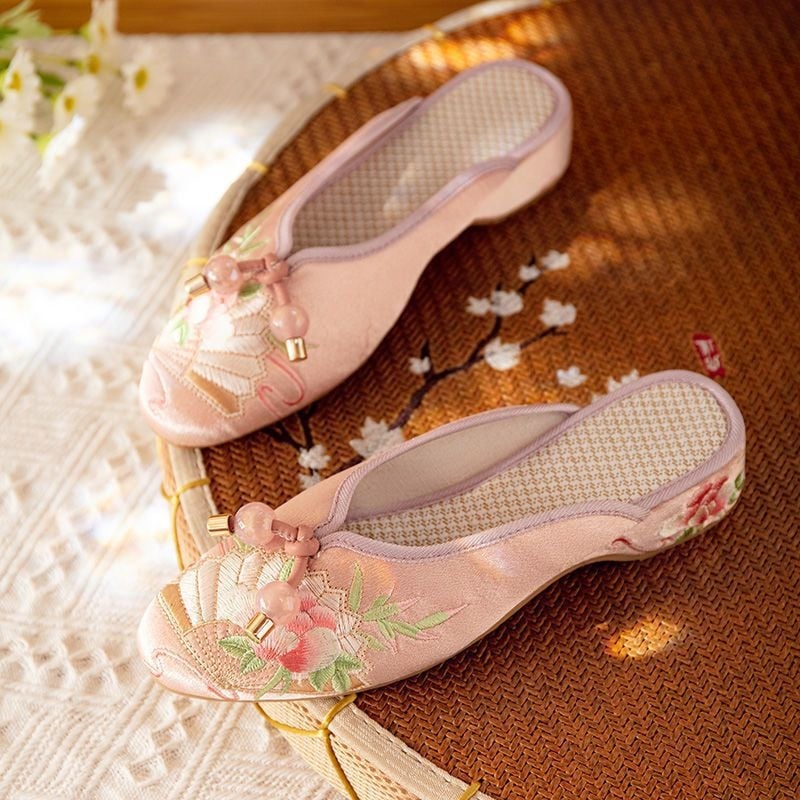 Moteriški audinio bateliai siuvinėti su gėlių motyvu, viršus medvilnė, guma padas, kvadratinis pirštas, žemas kulnas, vasaros modelis