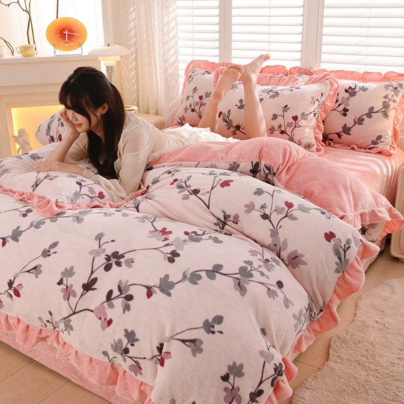 Milk Silk set posteljine s cvjetnim rubom – četiri dijela, reaktivni ispis, sve sezone