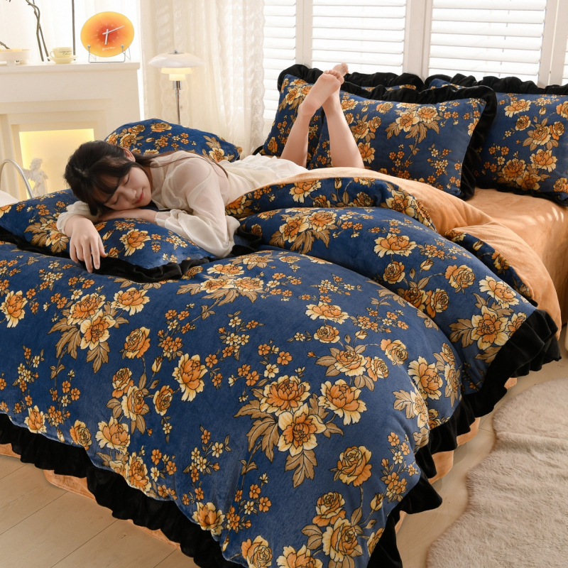 Milk Silk set posteljine s cvjetnim rubom – četiri dijela, reaktivni ispis, sve sezone