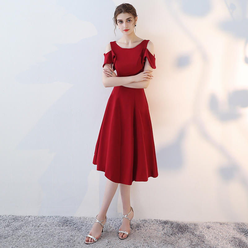Večernja haljina, visok pojas, srednja duljina, silueta s volumenom suknje (pettiskirt); glavni materijal 90% poliester; podstava Vinylon