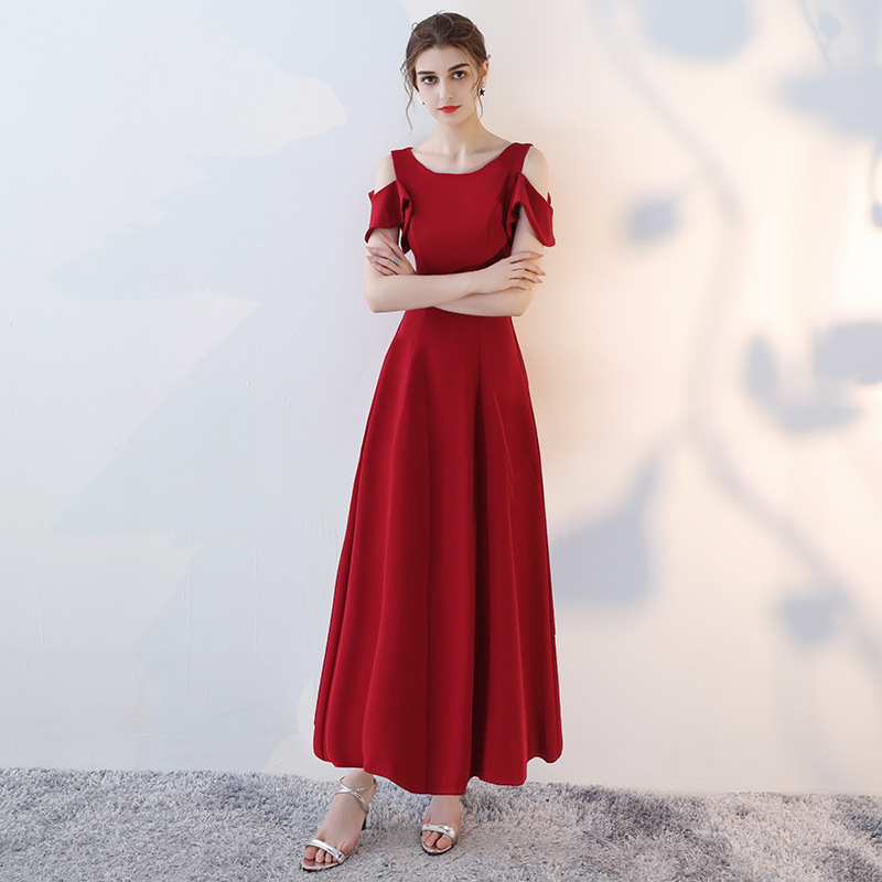 Večernja haljina, visok pojas, srednja duljina, silueta s volumenom suknje (pettiskirt); glavni materijal 90% poliester; podstava Vinylon