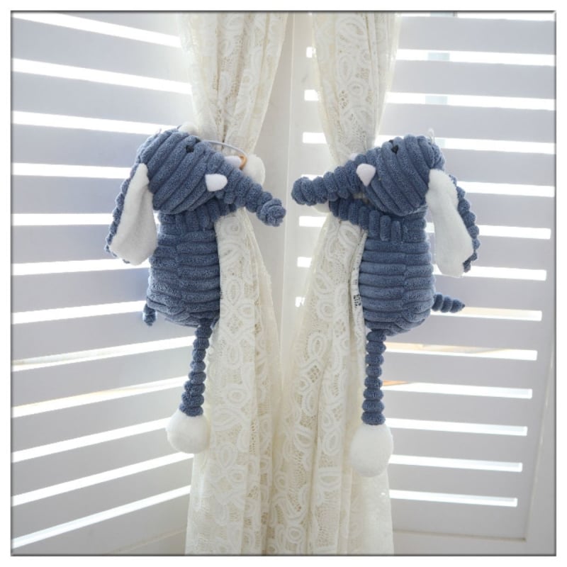 Mediniai užuolaidų raišteliai – dryžuoto miško gyvūnų motyvas, modernus minimalistinis stilius, pora