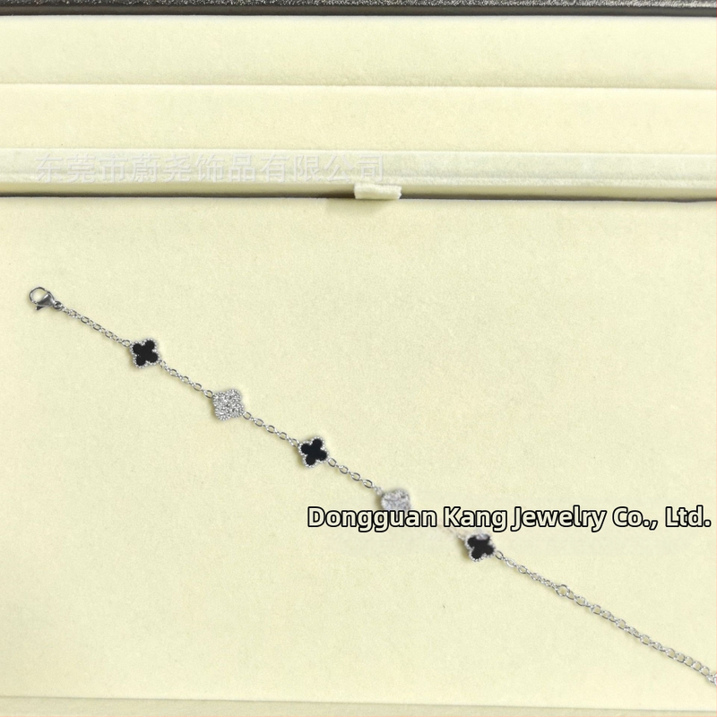 Гривна с четирилистна детелина от титаново стомано, циркон, унисекс, модерен стил, пролет 2025