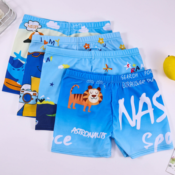 Vaikų plaukimo šortai su karikatūrų spauda, kvėpuojantys, greitai džiūstantys; audinys poliesteris 88%, vidinis pamušalas 12%