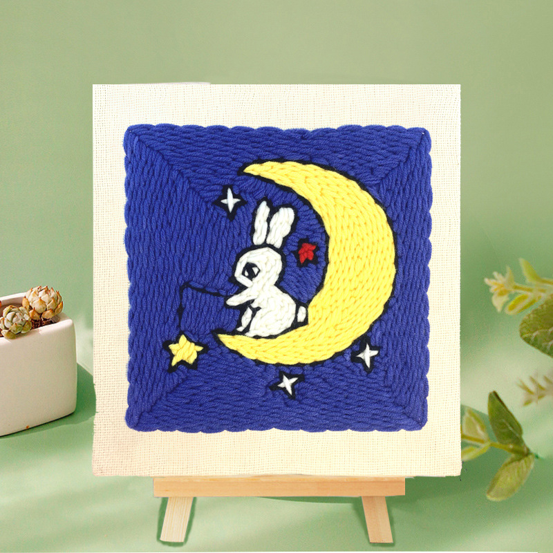 Krustšūšanas komplekts ar karikatūru/anime motīvu, mūsdienīgs minimālisma stils; piemērots viesistabai vai guļamistabai.