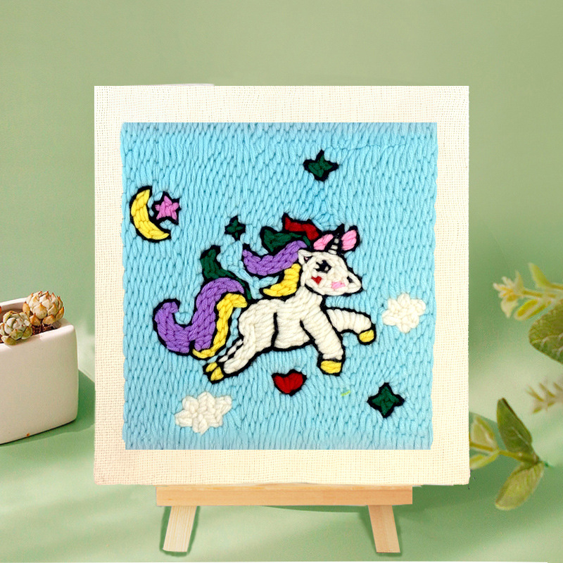 Krustšūšanas komplekts ar karikatūru/anime motīvu, mūsdienīgs minimālisma stils; piemērots viesistabai vai guļamistabai.