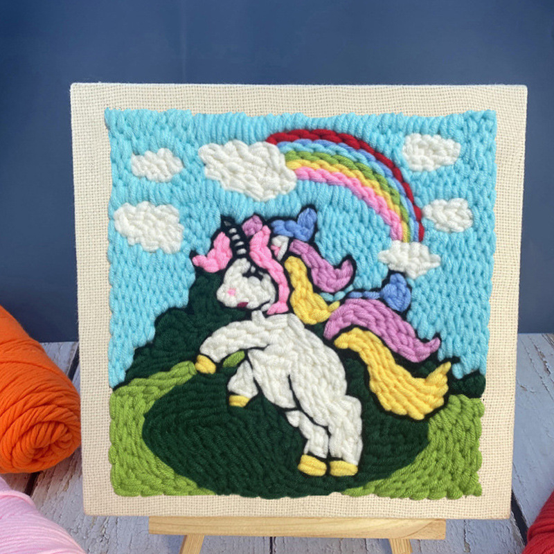 Krustšūšanas komplekts ar karikatūru/anime motīvu, mūsdienīgs minimālisma stils; piemērots viesistabai vai guļamistabai.