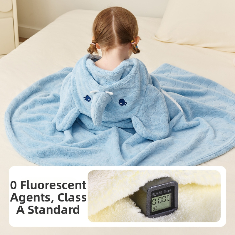 Детски халат‑кърпа от коралов флис, носещ се като наметало, абсорбиращ и бързосъхнещ, тегло на тъканта 100–120 г/м², за плуване и къпане