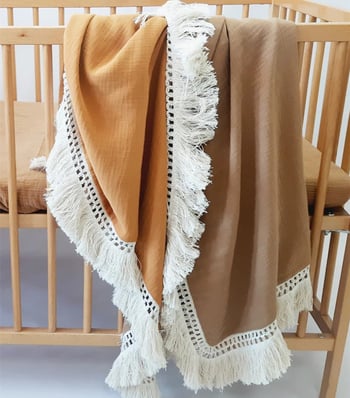 Vaikiška pledė iš 100% medvilnės, dviejų sluoksnių su kutais ir vientisu raštu, tinkama visoms sezonoms