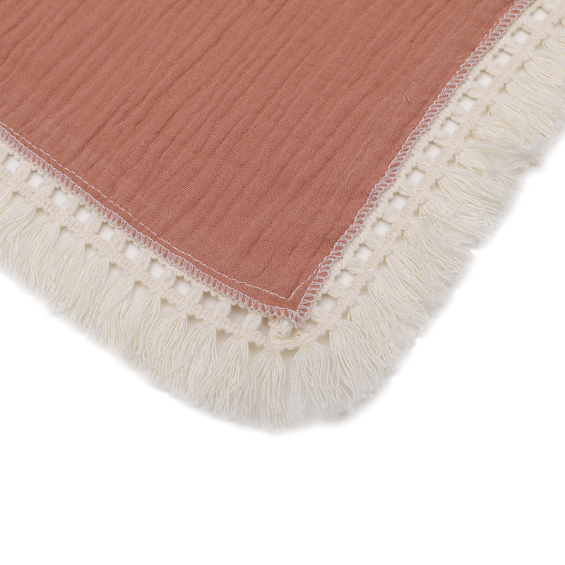 Vaikiška pledė iš 100% medvilnės, dviejų sluoksnių su kutais ir vientisu raštu, tinkama visoms sezonoms