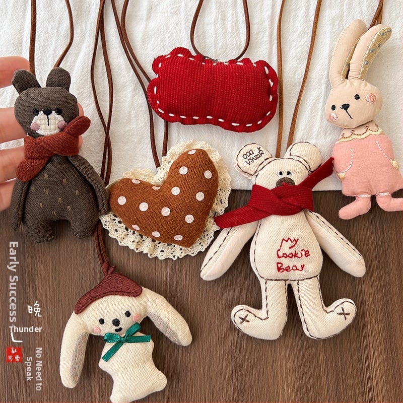 Vaikų karoliai su 3D kiškiuko karikatūra ir mažuoju obuolio pakabuku, audinio pakabukas, išplėstinis grandinės ilgis 11 cm+, amžiaus grupė 3–10 metų