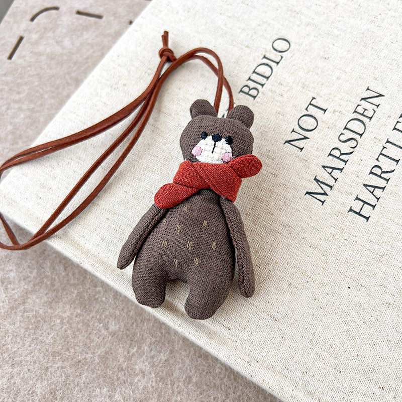 Vaikų karoliai su 3D kiškiuko karikatūra ir mažuoju obuolio pakabuku, audinio pakabukas, išplėstinis grandinės ilgis 11 cm+, amžiaus grupė 3–10 metų