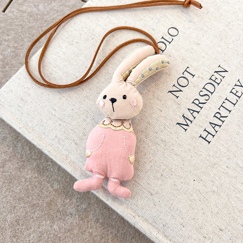 Vaikų karoliai su 3D kiškiuko karikatūra ir mažuoju obuolio pakabuku, audinio pakabukas, išplėstinis grandinės ilgis 11 cm+, amžiaus grupė 3–10 metų