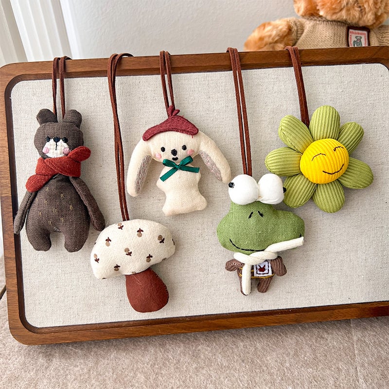 Vaikų karoliai su 3D kiškiuko karikatūra ir mažuoju obuolio pakabuku, audinio pakabukas, išplėstinis grandinės ilgis 11 cm+, amžiaus grupė 3–10 metų