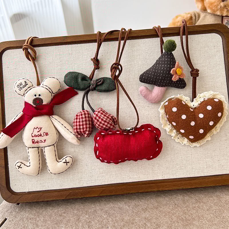 Vaikų karoliai su 3D kiškiuko karikatūra ir mažuoju obuolio pakabuku, audinio pakabukas, išplėstinis grandinės ilgis 11 cm+, amžiaus grupė 3–10 metų