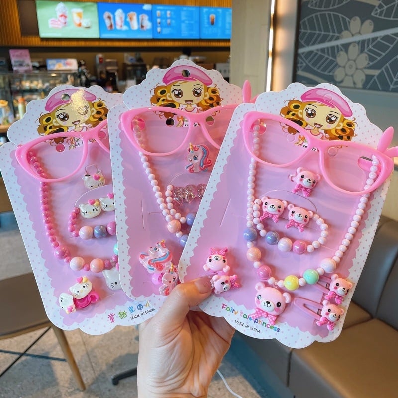 Vaikų animacinių filmų papuošalų rinkinys: vėrinys, apyrankė, žiedas ir plaukų segtukas; gyvūnų/zodiako formos; plastikinis pakabukas; kamuoliukų grandinė; apimtis 21–50 cm