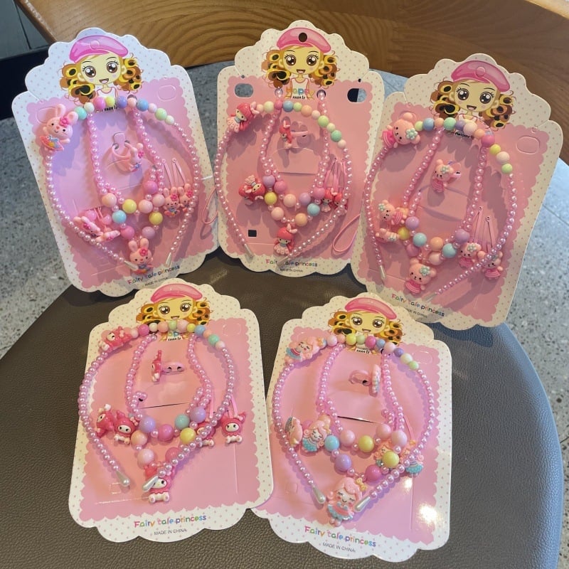 Vaikų animacinių filmų papuošalų rinkinys: vėrinys, apyrankė, žiedas ir plaukų segtukas; gyvūnų/zodiako formos; plastikinis pakabukas; kamuoliukų grandinė; apimtis 21–50 cm