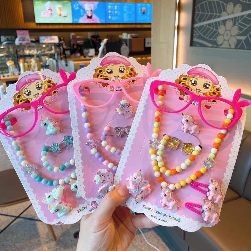 Vaikų animacinių filmų papuošalų rinkinys: vėrinys, apyrankė, žiedas ir plaukų segtukas; gyvūnų/zodiako formos; plastikinis pakabukas; kamuoliukų grandinė; apimtis 21–50 cm