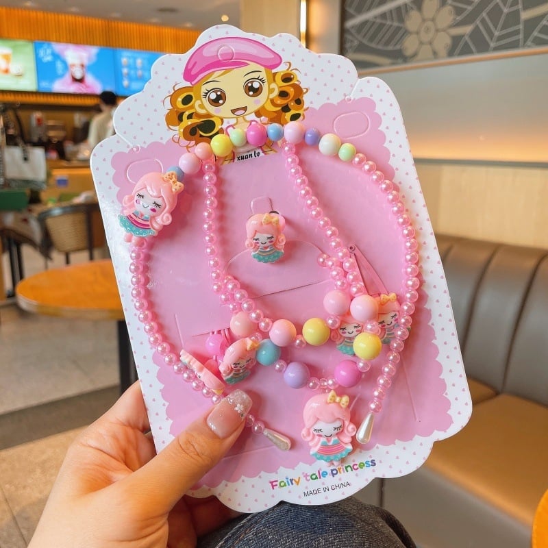 Vaikų animacinių filmų papuošalų rinkinys: vėrinys, apyrankė, žiedas ir plaukų segtukas; gyvūnų/zodiako formos; plastikinis pakabukas; kamuoliukų grandinė; apimtis 21–50 cm