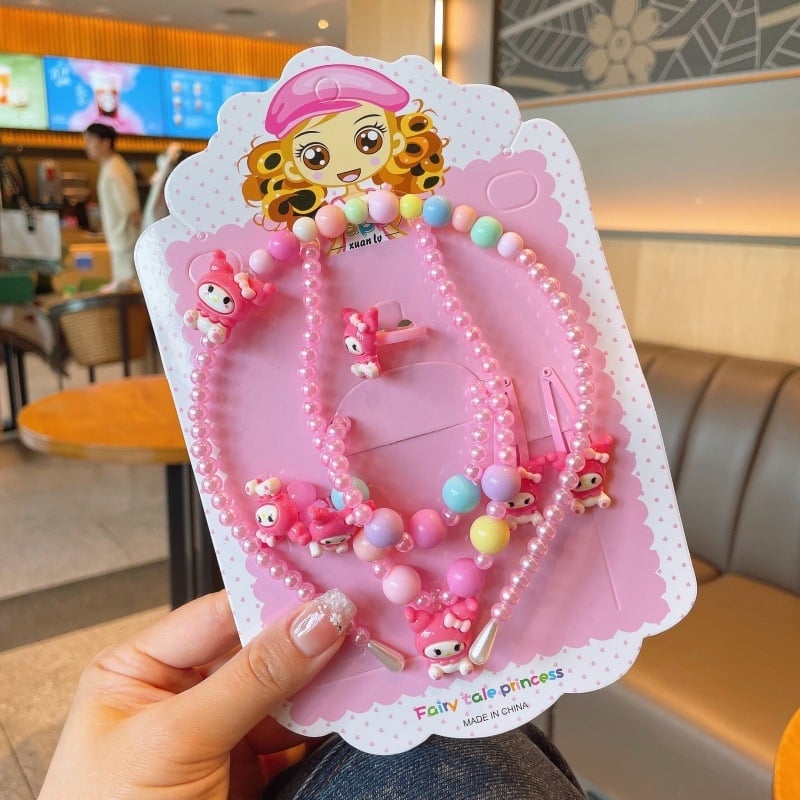 Vaikų animacinių filmų papuošalų rinkinys: vėrinys, apyrankė, žiedas ir plaukų segtukas; gyvūnų/zodiako formos; plastikinis pakabukas; kamuoliukų grandinė; apimtis 21–50 cm