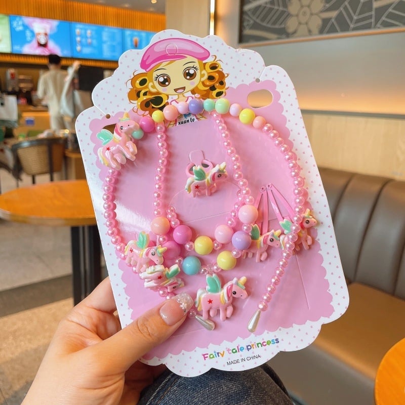 Vaikų animacinių filmų papuošalų rinkinys: vėrinys, apyrankė, žiedas ir plaukų segtukas; gyvūnų/zodiako formos; plastikinis pakabukas; kamuoliukų grandinė; apimtis 21–50 cm