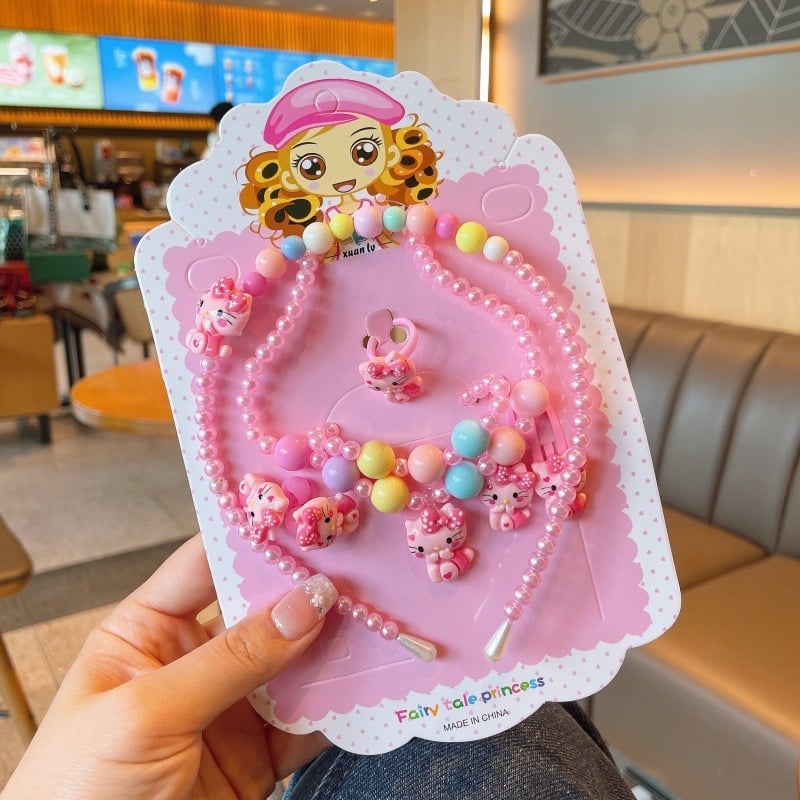 Vaikų animacinių filmų papuošalų rinkinys: vėrinys, apyrankė, žiedas ir plaukų segtukas; gyvūnų/zodiako formos; plastikinis pakabukas; kamuoliukų grandinė; apimtis 21–50 cm